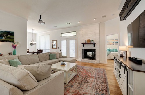 Norman House | Relaxing Retreat in Norman + community pool