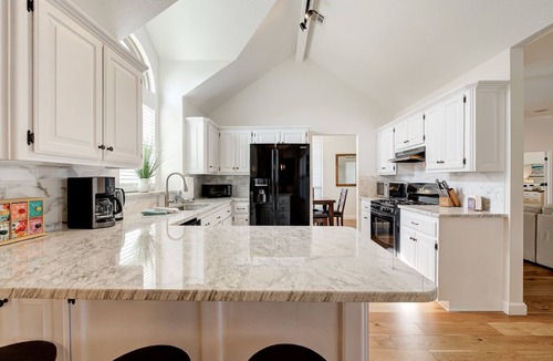 Norman House | Relaxing Retreat in Norman + community pool