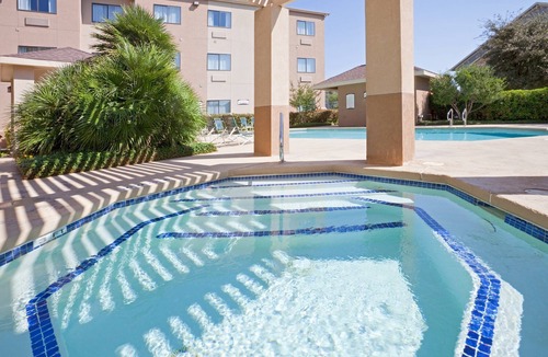 San Angelo Condo | Relaxing Retreat Near Angelo State University! Shared Outdoor Pool