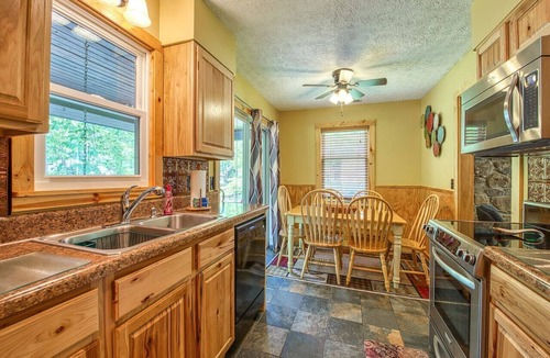 Maggie Valley Cabin | Relaxing Retreat on Jonathan Creek