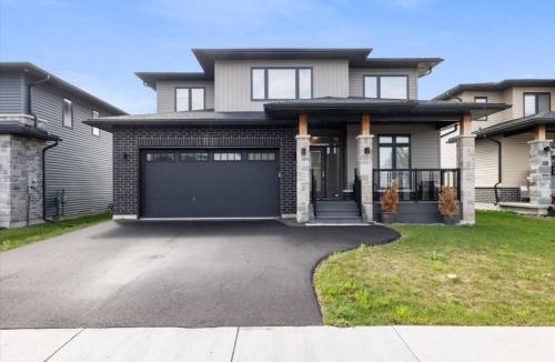 Colborne House | Relaxing Retreat Office, Patio, Nature and Netflix