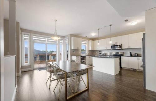 Colborne House | Relaxing Retreat Office, Patio, Nature and Netflix
