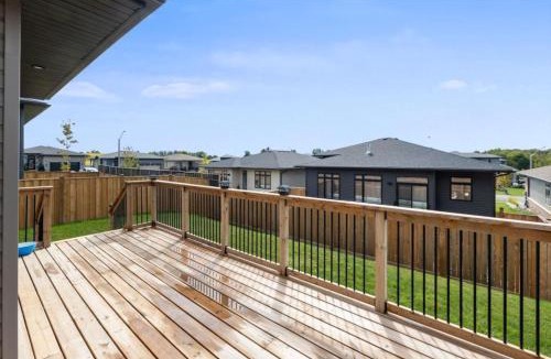 Colborne House | Relaxing Retreat Office, Patio, Nature and Netflix
