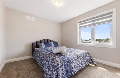 Colborne House | Relaxing Retreat Office, Patio, Nature and Netflix