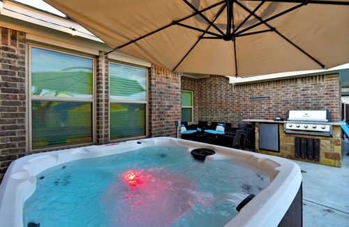 Grand Prairie House | Relaxing Retreat with HOT TUB & Pool. Fun in a Cozy Home .