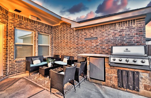 Grand Prairie House | Relaxing Retreat with HOT TUB & Pool. Fun in a Cozy Home .