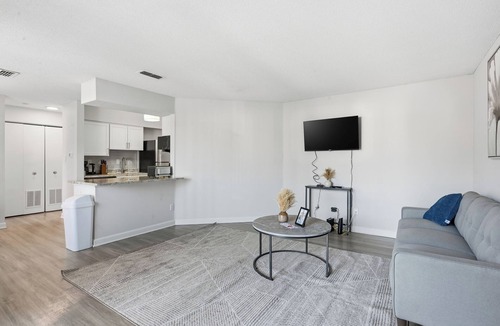 Hurstbourne Acres Apartment | Relaxing Retreat with Modern Touches