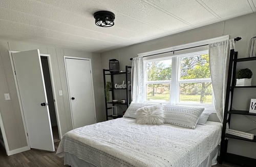 Duchesne House | Relaxing River House right on the Duchesne river