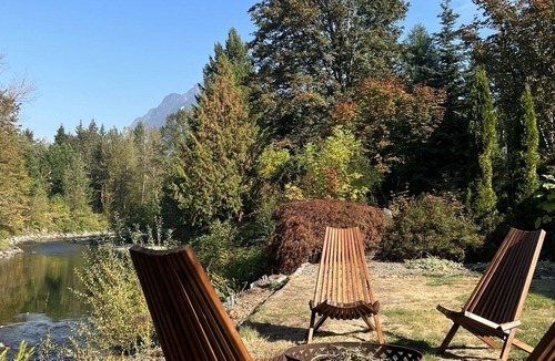 Riverbend House | Relaxing River Retreat