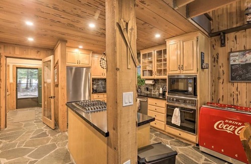 Strawberry House | Relaxing Riverfront Retreat in Strawberry