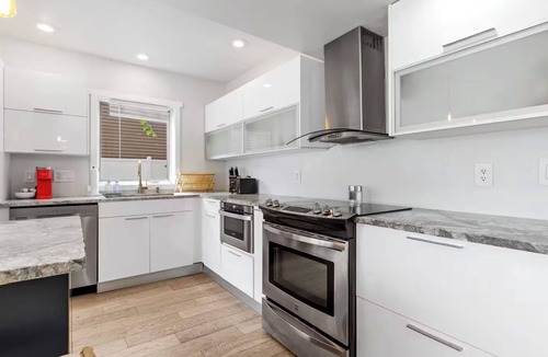 Rockford House | Relaxing Riverside Stay w HotTub