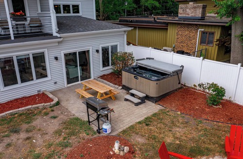 Rockford House | Relaxing Riverside Stay w HotTub