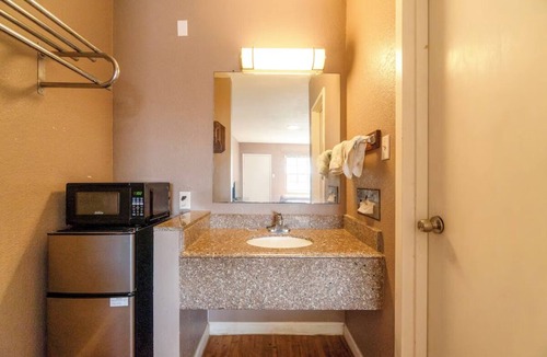 Sweet Home Hotel | Relaxing Room near Yoakum Municipal Airport & Yoakum Heritage Museum