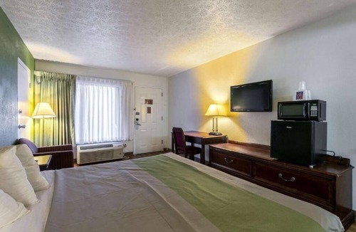 Edgewood Hotel | Relaxing Room Near Ripken Stadium w/Free Breakfast & On-Site Restaurant