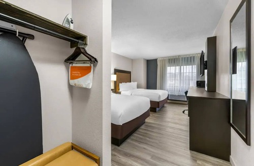 Brewerton Hotel | Relaxing Room Perfect for Oneida Lake Adventures | Free Parking and Breakfast