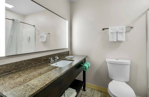Brewerton Hotel | Relaxing Room Perfect for Oneida Lake Adventures | Free Parking and Breakfast
