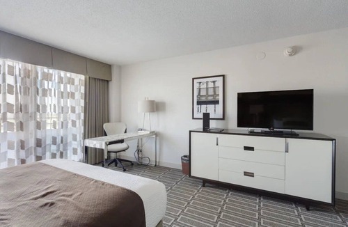 League City Hotel | Relaxing Room with Swimming Pool & Nautical Décor for a Perfect Getaway