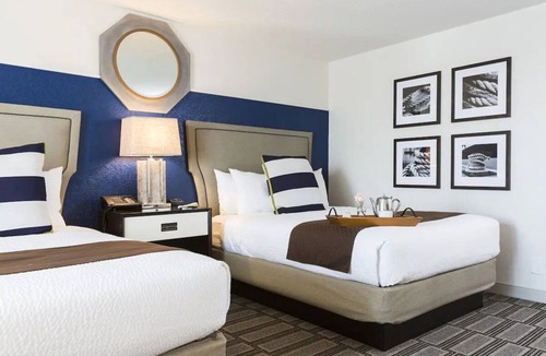League City Hotel | Relaxing Room with Swimming Pool & Nautical Décor for a Perfect Getaway