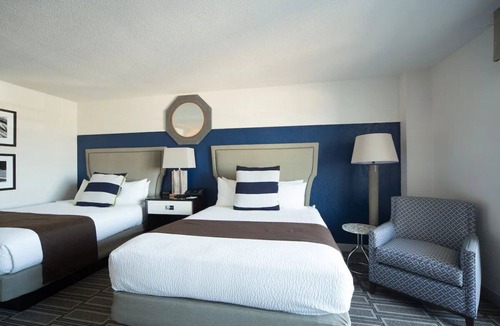 League City Hotel | Relaxing Room with Swimming Pool & Nautical Décor for a Perfect Getaway