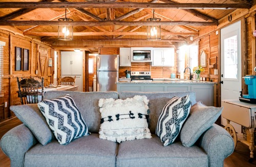La Grange Cabin | Relaxing, Rustic Cabin on the Lake