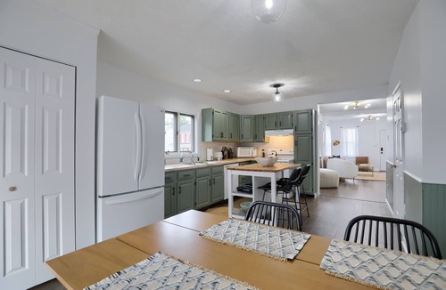 Ephrata House | Relaxing Small Town Retreat - Yard and Parking