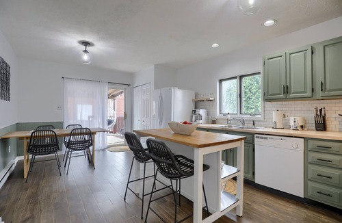 Ephrata House | Relaxing Small Town Retreat - Yard and Parking