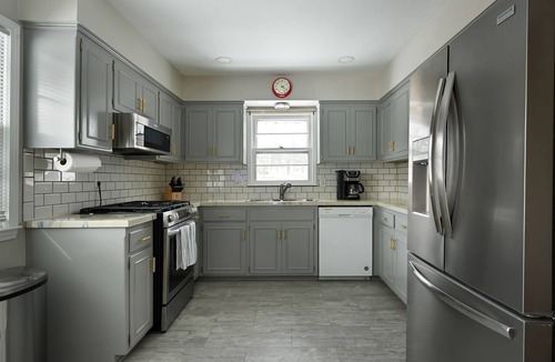 Grandview House | Relaxing Space for Families & Friends — Sleeps 10 + Pet-Friendly