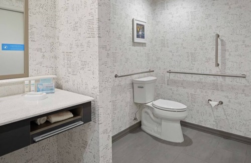 Cranberry Township Hotel | Relaxing Stay with Indoor Pool Access and Walkable Dining Options!