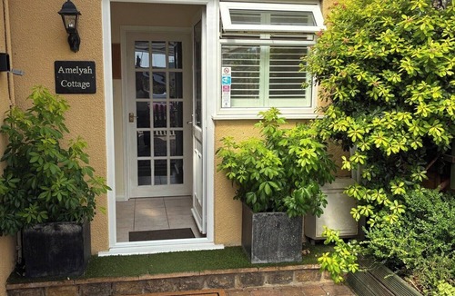 Sidcot Cottage | Relaxing Studio - Sauna - Luxe Bed - Pet-friendly