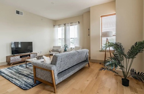 Greenway Plaza-Upper Kirby Apartment | Relaxing Suite + Pool + Gym
