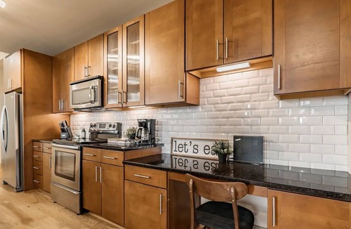 Greenway Plaza-Upper Kirby Apartment | Relaxing Suite + Pool + Gym