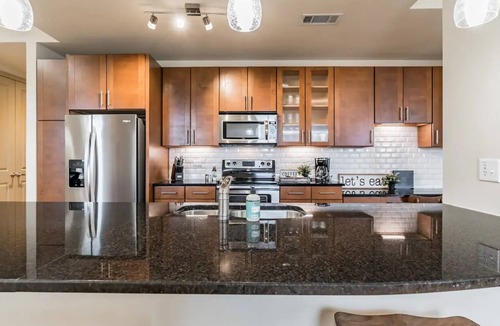 Greenway Plaza-Upper Kirby Apartment | Relaxing Suite + Pool + Gym