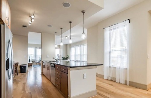 Greenway Plaza-Upper Kirby Apartment | Relaxing Suite + Pool + Gym