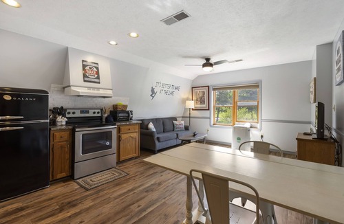 Big Cedars Apartment | Relaxing Suite Steps to Table Rock, Near Big Cedar, Community Hot Tub & Free Daily Tickets