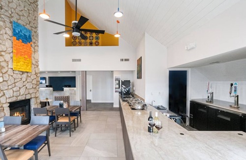 Biggs Field Hotel | Relaxing Suite with Outdoor Swimming Pool, Breakfast and Free Parking!