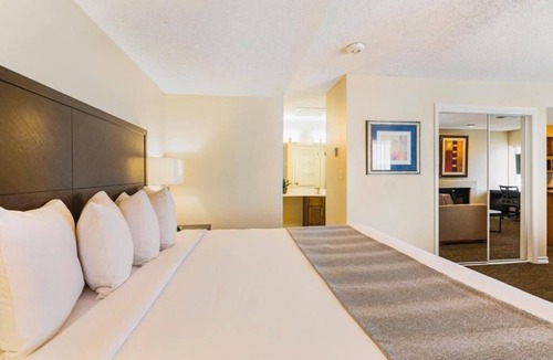 Biggs Field Hotel | Relaxing Suite with Outdoor Swimming Pool, Breakfast and Free Parking!