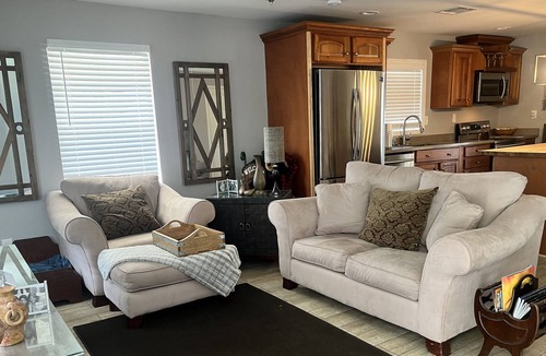 Springfield House | Relaxing sweet peaceful 2 bedroom 1.5 bathroom bungalow