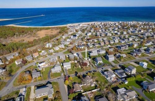Sandwich House | Relaxing Town Neck Home Near Beach