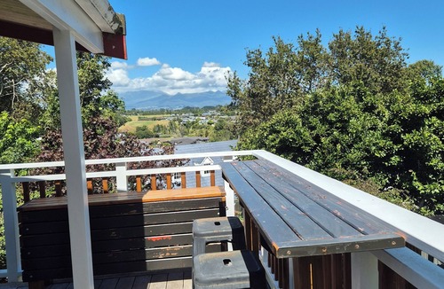 New Plymouth House | Relaxing treetop house.