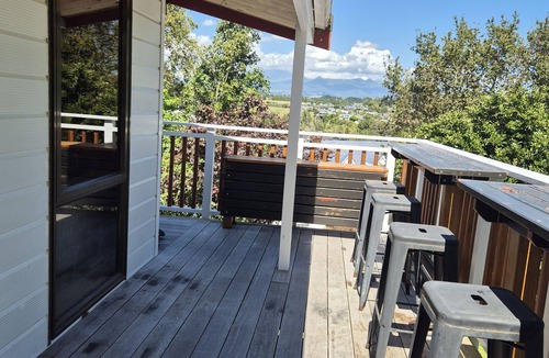 New Plymouth House | Relaxing treetop house.