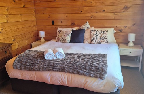 New Plymouth House | Relaxing treetop house.