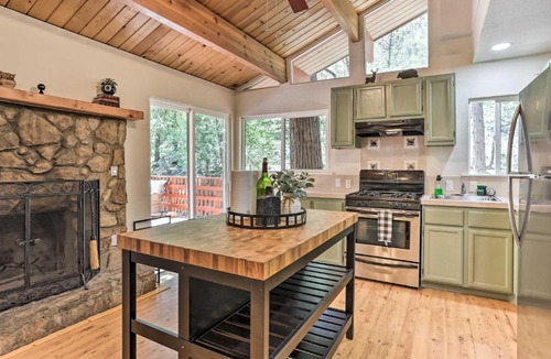 Twin Peaks House | Relaxing Twin Peaks Retreat with Deck and Grill!
