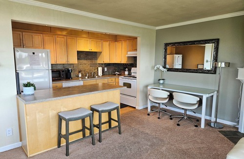 Moss Bay Condo | Relaxing View and Walking Distance to downtown Kirkland! Easy freeway access.