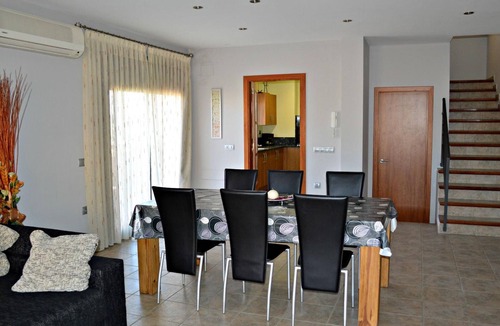 Bon Relax House | Relaxing Villa with Pool, Garden, BBQ & Parking, Near Beach - Pet Friendly, Sleeps 8