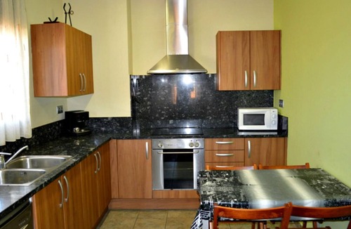 Bon Relax House | Relaxing Villa with Pool, Garden, BBQ & Parking, Near Beach - Pet Friendly, Sleeps 8