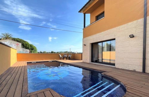 Bon Relax House | Relaxing Villa with Pool, Garden, BBQ & Parking, Near Beach - Pet Friendly, Sleeps 8