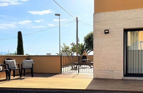 Bon Relax House | Relaxing Villa with Pool, Garden, BBQ & Parking, Near Beach - Pet Friendly, Sleeps 8