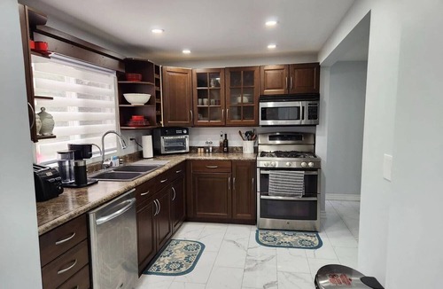 Janetville Cottage | Relaxing waterfront cottage on Lake Scugog with beautiful Sunset and hot tub