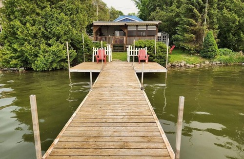 Janetville Cottage | Relaxing waterfront cottage on Lake Scugog with beautiful Sunset and hot tub