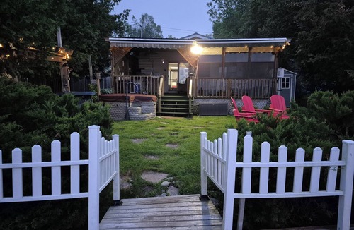 Janetville Cottage | Relaxing waterfront cottage on Lake Scugog with beautiful Sunset and hot tub